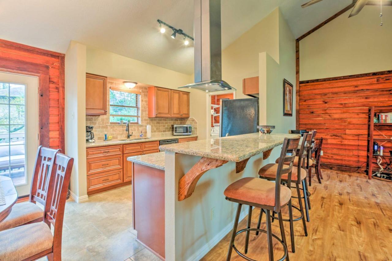Spacious Kemah Clear Lake Home With Porch And Fire Pit Exterior foto